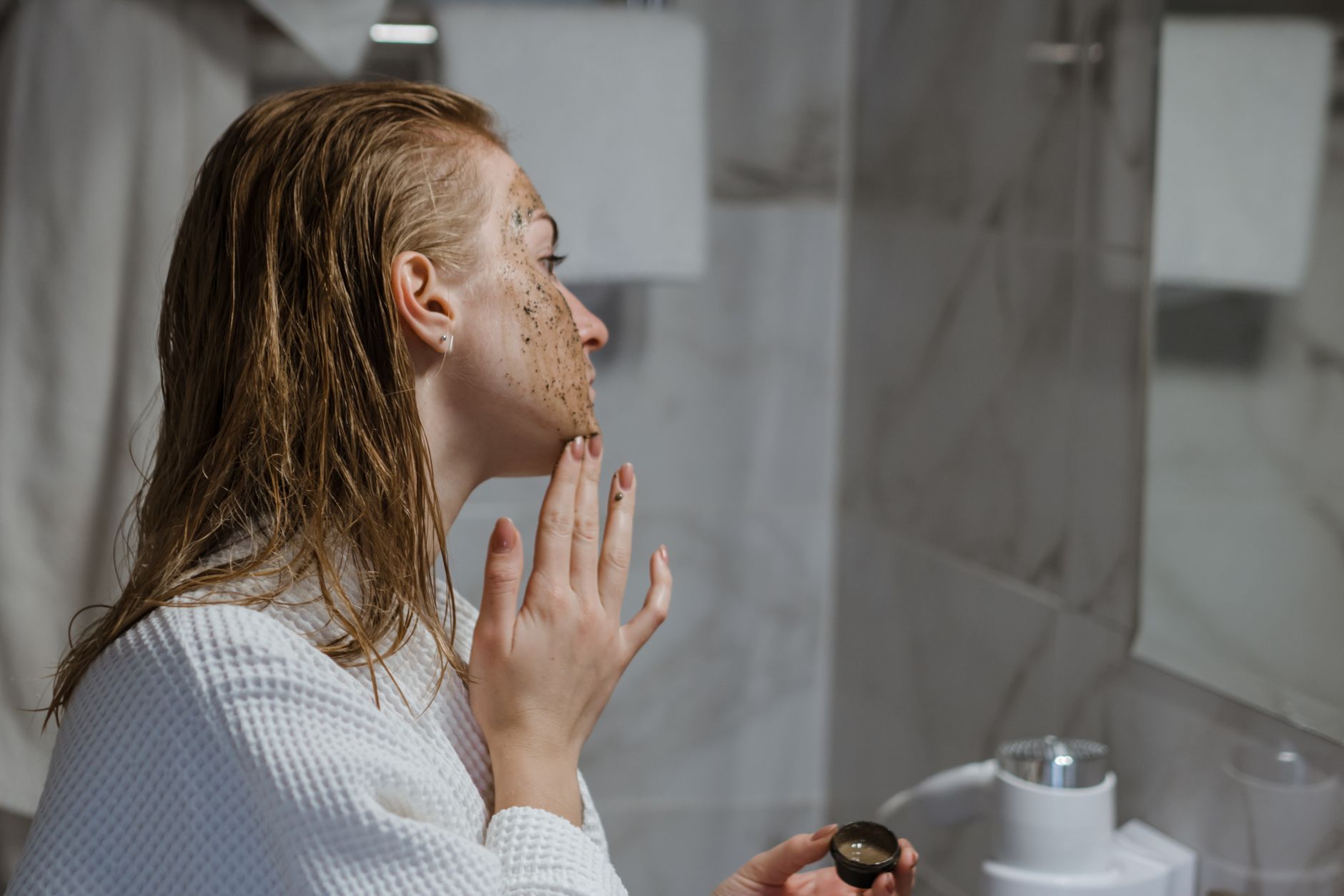 Peeling vs. exfoliácia: čo vaša pleť skutočne potrebuje